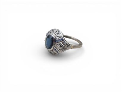 Bague ovale en platine ajouré centrée d'un...