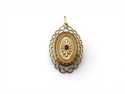 Pendentif médaillon en or jaune 750 millièmes...
