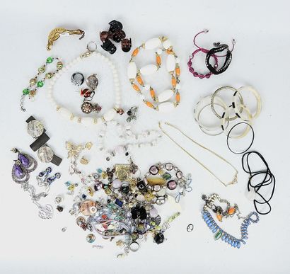 BIJOUX FANTAISIE. Lot comprenant bracelets,...