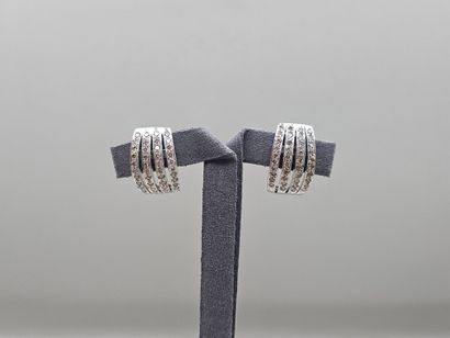 Paire de boucles d'oreille bombées en or...