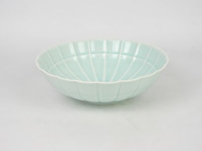 CHRISTIAN DIOR. Coupe circulaire en porcelaine...