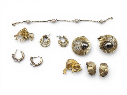 Lot de 6 bijoux en métal doré comprenant...
