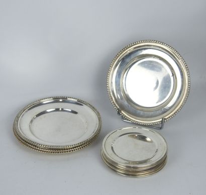 Quatre PETITES ASSIETTES circulaires en argent...