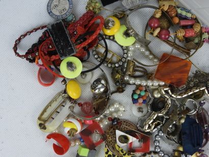 BIJOUX FANTAISIE. Lot comprenant bracelets,...