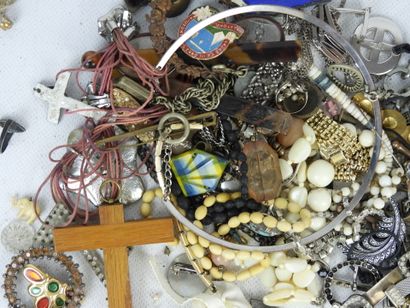 BIJOUX FANTAISIE. Lot comprenant bracelets,...