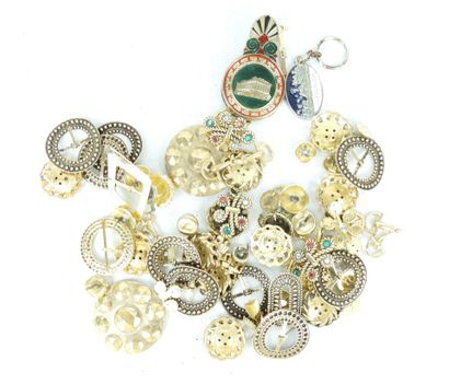 BIJOUX FANTAISIE. Lot comprenant boutons,...
