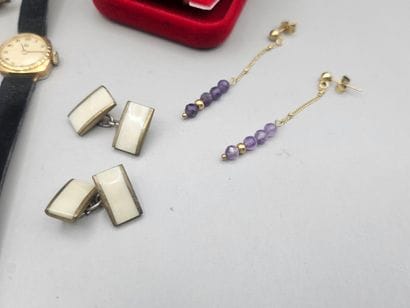 Lot de 7 bijoux fantaisie en métal doré comprenant...