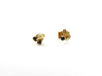 Deux CLOUS D'OREILLES en or jaune 750/1000°...