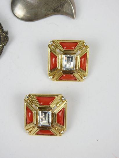 BIJOUX FANTAISIE. Lot comprenant une broche...