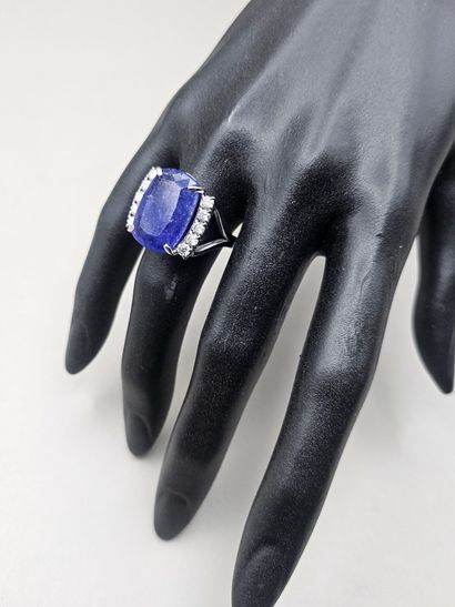 Bague en or gris 750 millièmes centrée d'une...