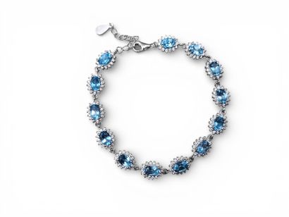 Bracelet floral en argent composé de 13 topazes,...