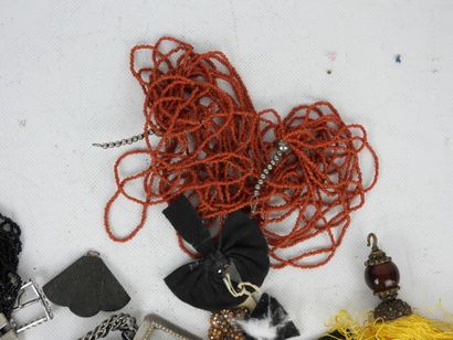 BIJOUX FANTAISIE. Lot comprenant pompon,...