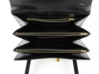 VINTAGE. Handbag with gussets and two handles...