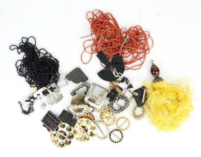 BIJOUX FANTAISIE. Lot comprenant pompon,...