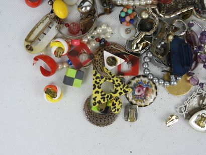 BIJOUX FANTAISIE. Lot comprenant bracelets,...