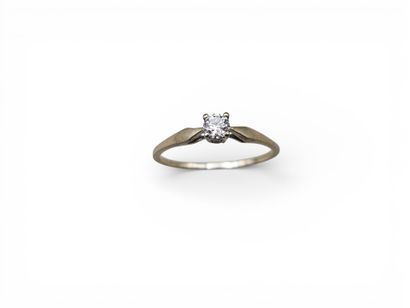 BAGUE SOLITAIRE en or gris 750 millièmes...