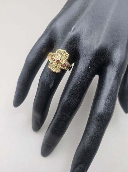 BAGUE JONC en or jaune 750 millièmes centrée...