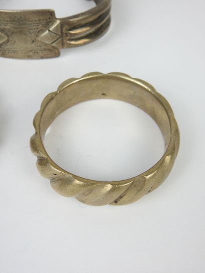 AFRIQUE DU NORD. Bracelets en argent bas-titre....