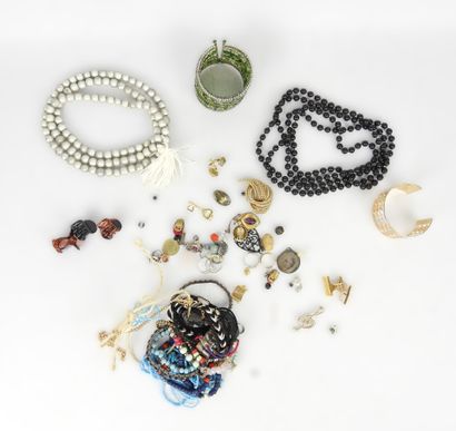 BIJOUX FANTAISIE. Lot comprenant bracelets,...
