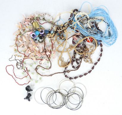 BIJOUX FANTAISIE. Lot comprenant bracelets,...