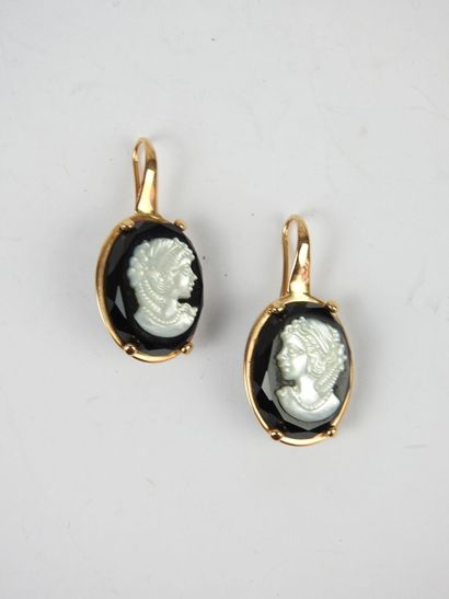 PAIRE de BOUCLES D'OREILLES en or jaune 750/1000°,...