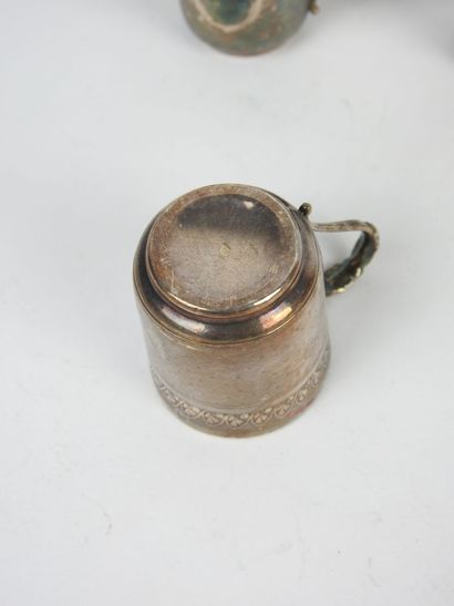 CINQ TASSES miniatures en argent Poinçon...