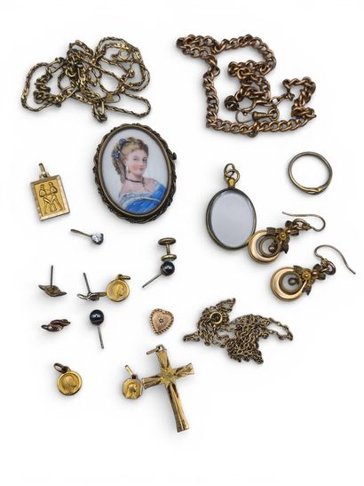 Lot de bijoux en métal doré, certains anciens,...