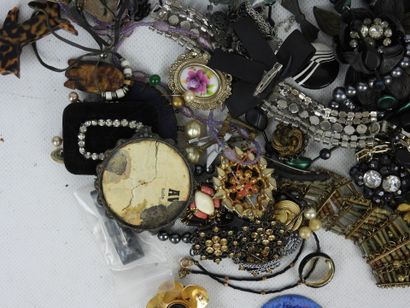 BIJOUX FANTAISIE. Lot comprenant bracelets,...