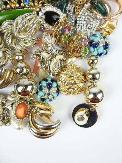 BIJOUX FANTAISIE. Lot de 17 paires de clips...