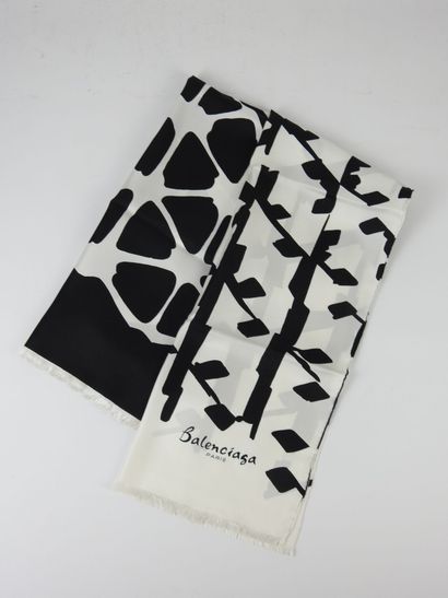 BALENCIAGA - Paris. Foulard en soie à motif...