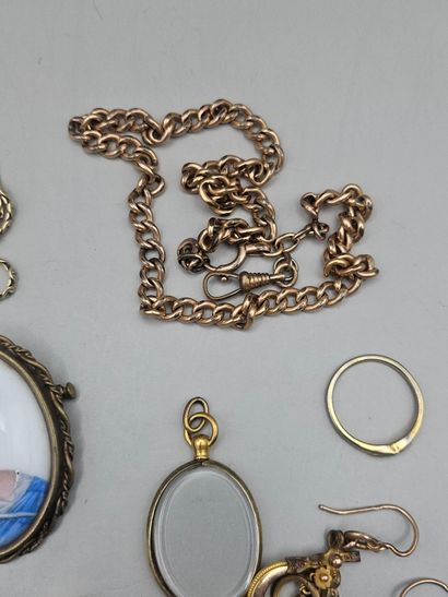 Lot de bijoux en métal doré, certains anciens,...