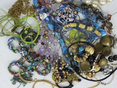 BIJOUX FANTAISIE. Lot comprenant bracelets,...