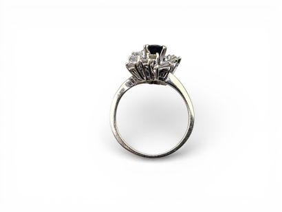 BAGUE FLORALE en or gris 750 millièmes centrée...