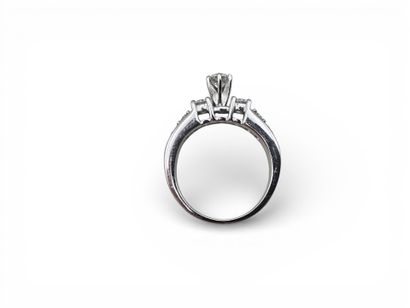 Bague en or gris 585 millièmes centrée d'un...