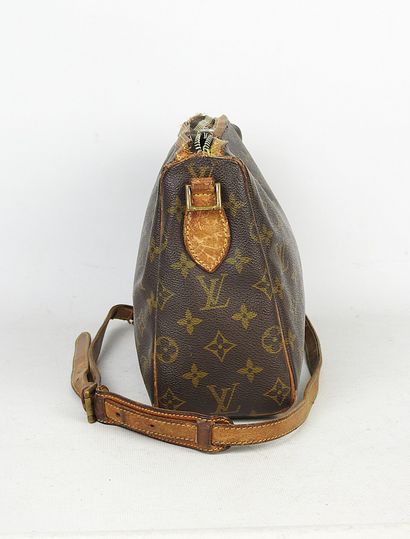 LOUIS VUITTON - Paris. Monogram canvas shoulder...