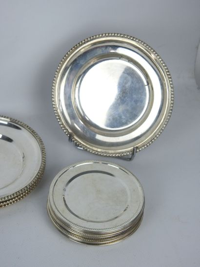 Quatre PETITES ASSIETTES circulaires en argent...