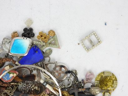 BIJOUX FANTAISIE. Lot comprenant bracelets,...