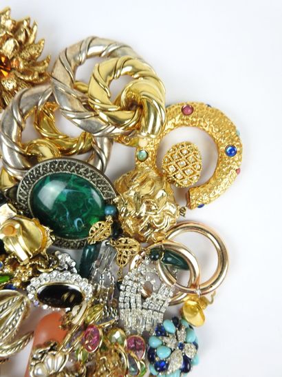 BIJOUX FANTAISIE. Lot de 17 paires de clips...