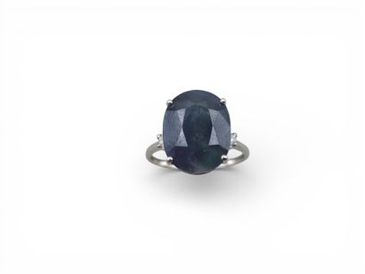 Bague en or gris 750 millièmes centrée d'un...