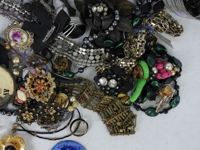 BIJOUX FANTAISIE. Lot comprenant bracelets,...