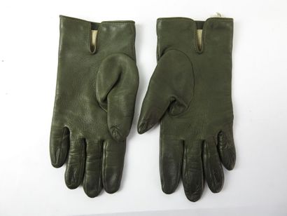 Pair of women's gloves in green lambskin...