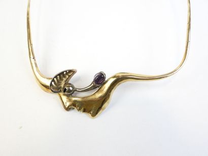 COLLIER en bronze à décor d'un visage stylisé...