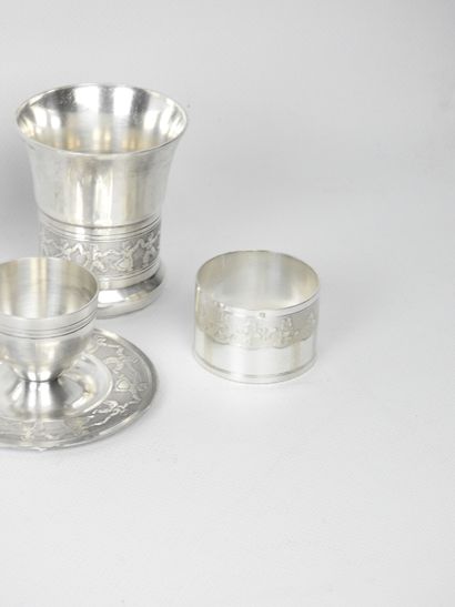 LOT en métal argenté comprenant deux timbales,...