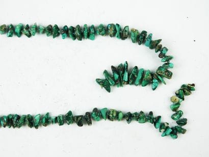 COSTUME JEWELRY. Lot comprising two necklaces...