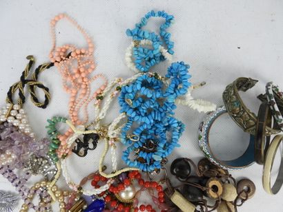 BIJOUX FANTAISIE. Lot comprenant colliers,...