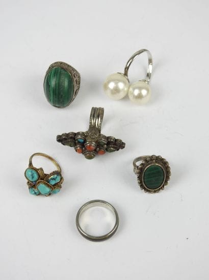 BIJOUX FANTAISIE. Lot de six bagues en argent...
