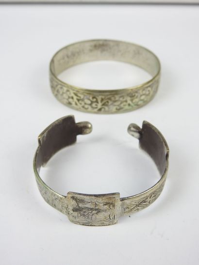 Deux BRACELETS manchette en argent bas titre....