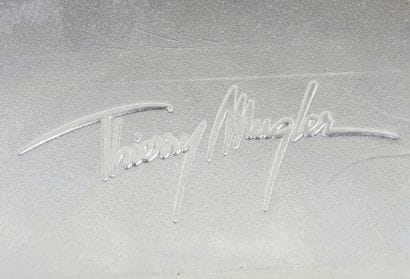 THIERRY MUGLER : Factice géant