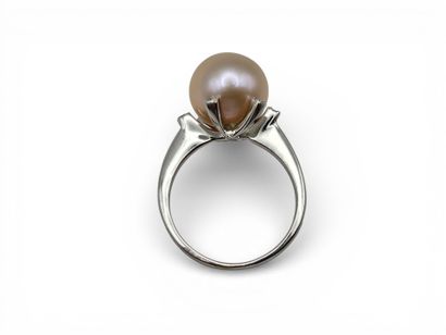 Bague fleur en or gris 750 millièmes centrée...