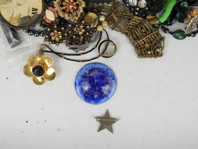 BIJOUX FANTAISIE. Lot comprenant bracelets,...